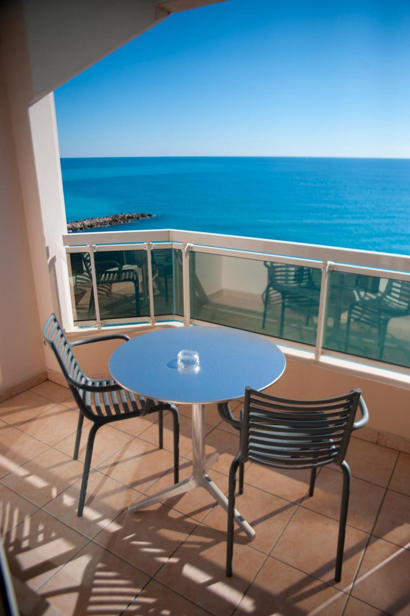 Camera Matrimoniale/Doppia con Letti Singoli con Terrazza e Vista Mare